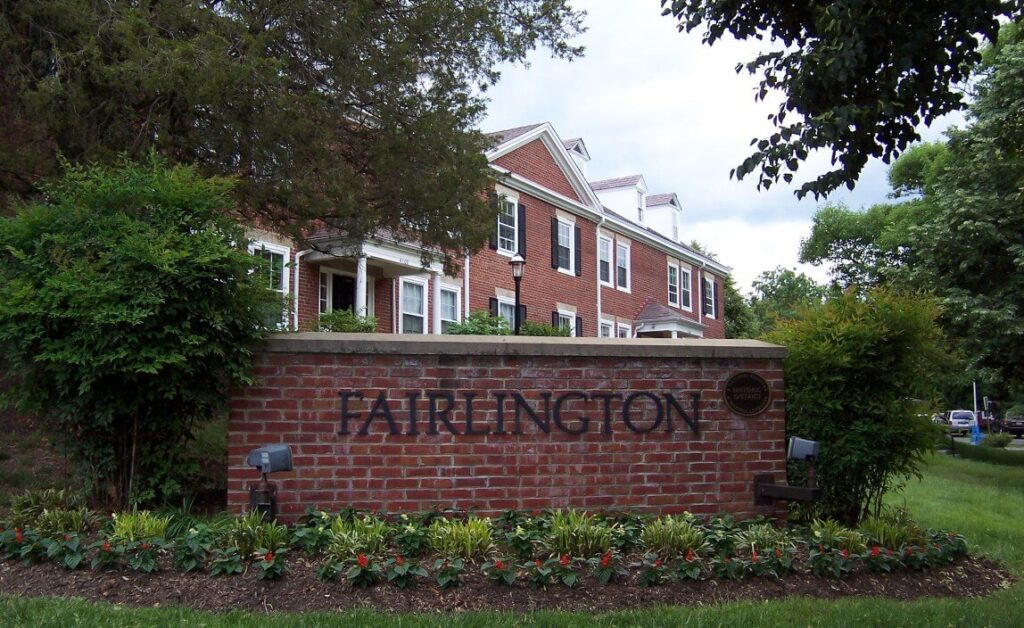 Fairlington Entrance at 32nd Road South
Wikimedia
Link: https://upload.wikimedia.org/wikipedia/commons/2/28/Fairlington_Entrance.JPG