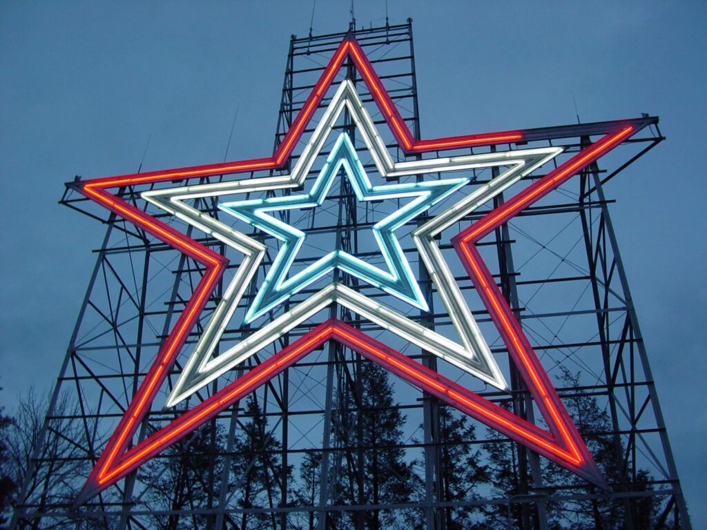 Mill Mountain Star
Wikimedia
Link: https://upload.wikimedia.org/wikipedia/commons/thumb/9/9e/Roanoke_star.jpg/1280px-Roanoke_star.jpg