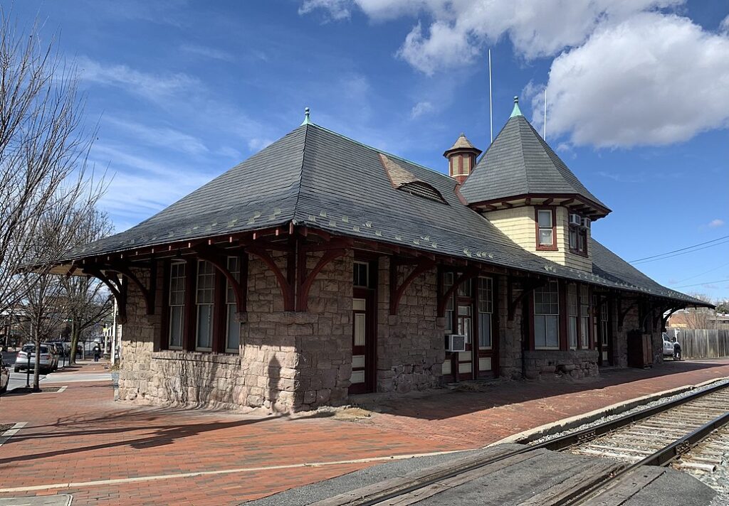 Winchester & Western Railroad Station
Wikimedia
Link: https://upload.wikimedia.org/wikipedia/commons/thumb/2/2d/Winchester_and_Western_Railroad_-_Winchester_station.jpg/1280px-Winchester_and_Western_Railroad_-_Winchester_station.jpg