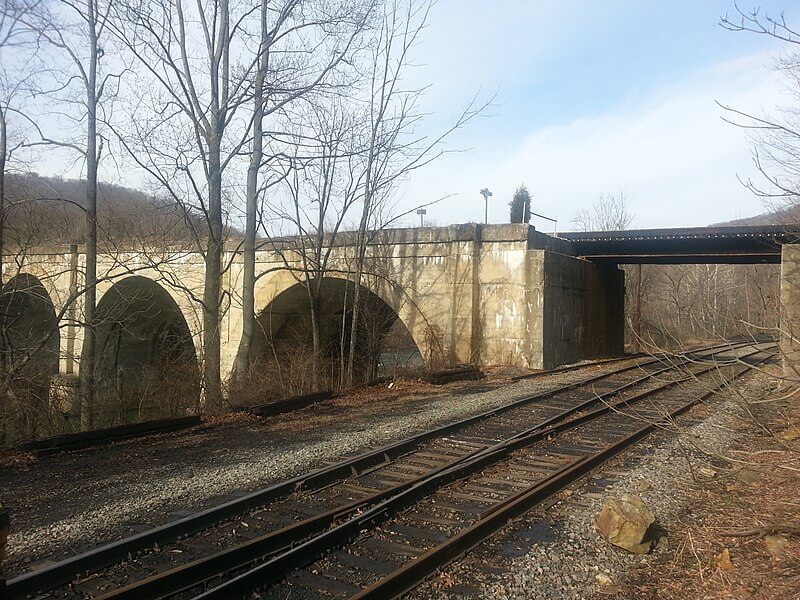 Bloomington Viaduct Over Railway Track / Wikipedia / Alainmoscoso
Link: https://en.wikipedia.org/wiki/File:Bloomington_Viaduct.jpg