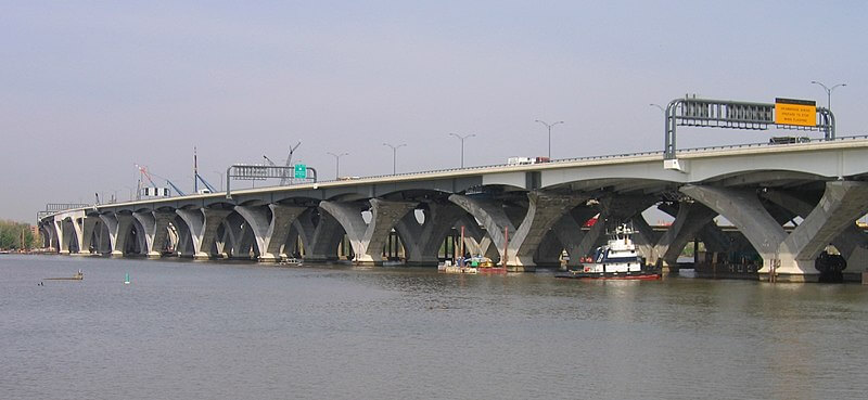 River Side View of Woodrow Wilson Memorial Bridge / Wikipedia / Andrew Bossi
Link: https://en.wikipedia.org/wiki/File:2007_04_25_-_WWB_44.JPG