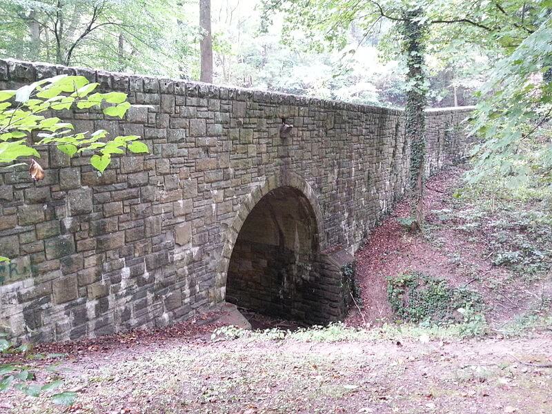 Rotary Park Bridge Sideview / Wikipedia / Thekingofmice
Link: https://en.wikipedia.org/wiki/File:Rotary_Park_Bridge_2013-09-19_01-34-02.jpg