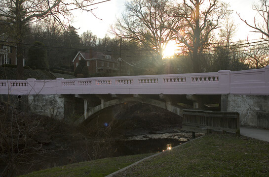 Side view of Pink bridge / Wikipedia / Seicer
Link: https://en.wikipedia.org/wiki/File:Pink_Bridge_in_Huntington.jpg